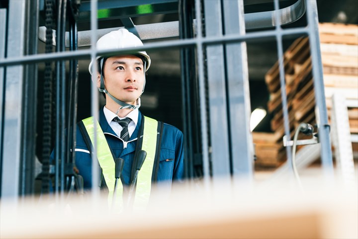 《常総市》週払いOK・フォークリフトでの住宅資材の入出庫作業スタッフ！（Web面接OK・土日祝休み）