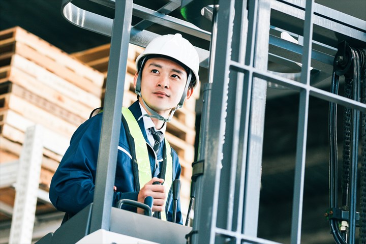 《富士市》週払いOK・カウンターフォークでの足場材の入出庫スタッフ！（Web面接OK・シニアOK）