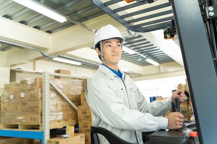 《大阪市住之江区》週払いOK・倉庫内でのリーチフォークを使用した食品の入出庫作業スタッフ！（短時間17:00～22:00・資格を活かす）