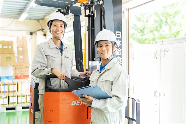 《茨木市》週払いOK・フォークリフトを使用した段ボール製品の入出庫作業スタッフ！（土日祝休み・短時間17:00～21:00）