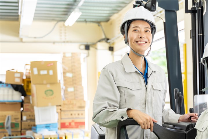 《久世郡久御山町》週払いOK・リーチフォークでの冷凍倉庫内での入出庫作業スタッフ！（Web面接OK・曜日固定休み）
