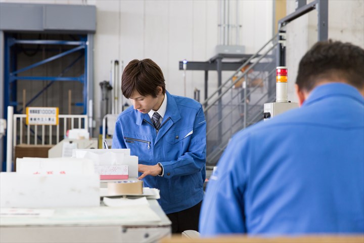 《豊中市》週払いOK・倉庫内でのアルミ製品の仕分け、梱包作業スタッフ！（Web面接OK・未経験OK）