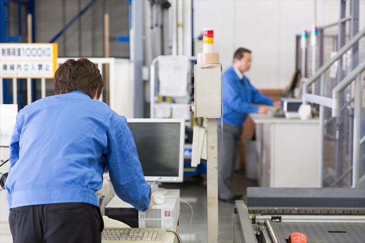 《西宮市》週払いOK・倉庫内での食品の仕分け・入出荷作業スタッフ！（未経験歓迎・短時間0:00～3:00）