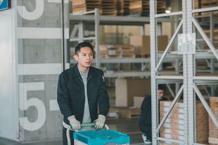 《墨田区》週払いOK・倉庫内での酒類の出荷作業スタッフ！（高時給・月曜のみ）