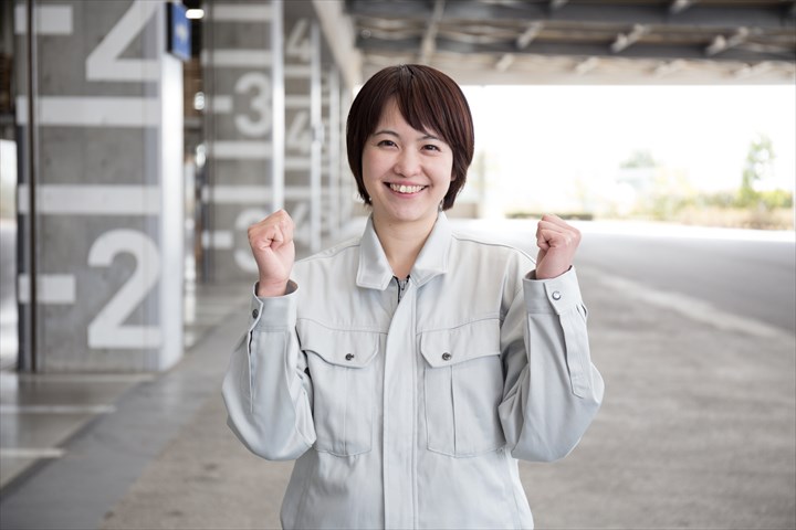 《摂津市》週払いOK・運送会社のホーム内での荷物の仕分けや積み下ろし作業スタッフ！（Web面接OK・土日祝休み）