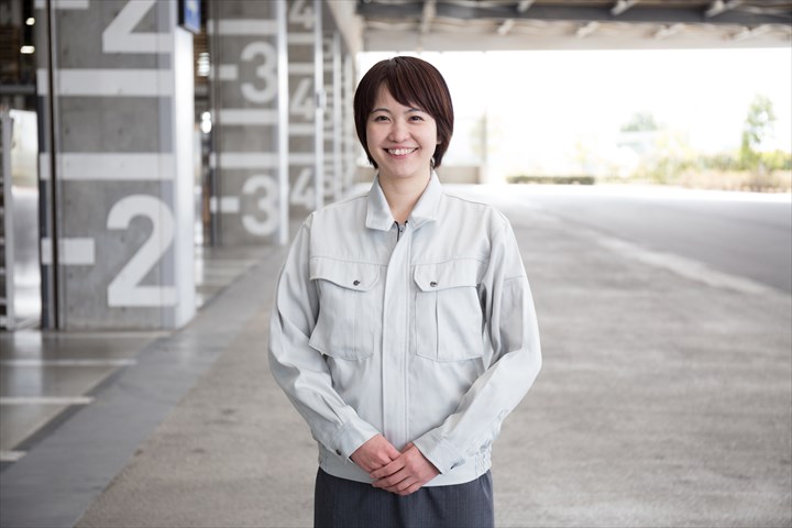 《港区》週払いOK・飲料水製造工場内でのライン作業スタッフ！（未経験歓迎・土日祝休み）