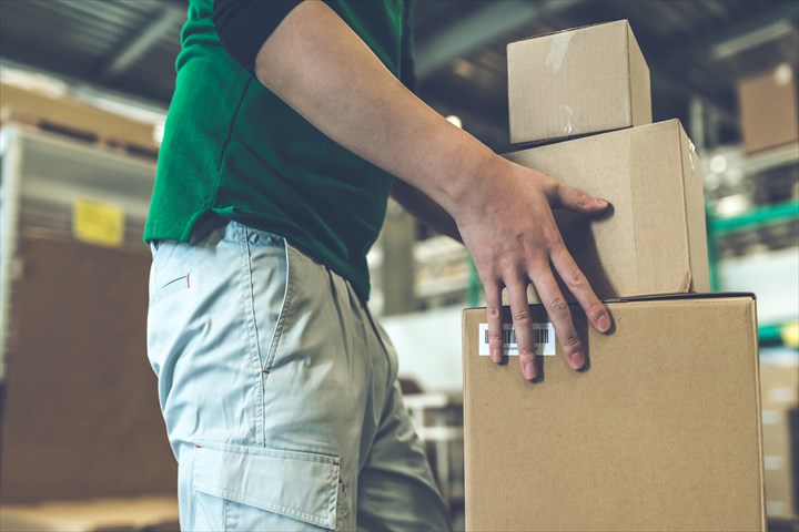 《八潮市》週払いOK・倉庫内での企業向け一般貨物の仕分け作業スタッフ！（高収入・週休2日）