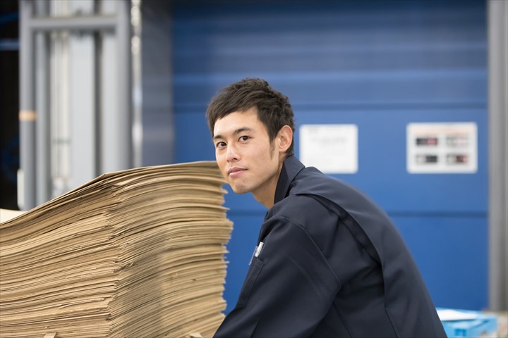 《相模原市緑区》週払いOK・工場内での古紙や段ボールなどの仕分け作業スタッフ！（Web面接OK・高時給）