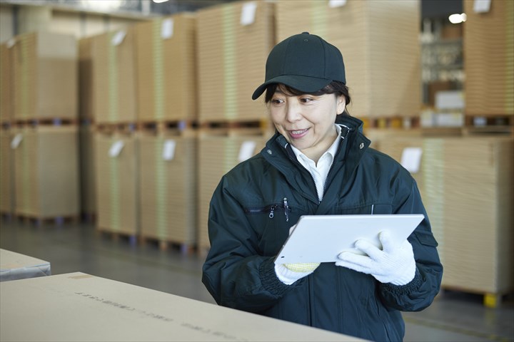 《久世郡久御山町》週払いOK・冷蔵倉庫内でのチルド食品のピッキングや仕分け作業スタッフ！（Web面接OK・週休2日）