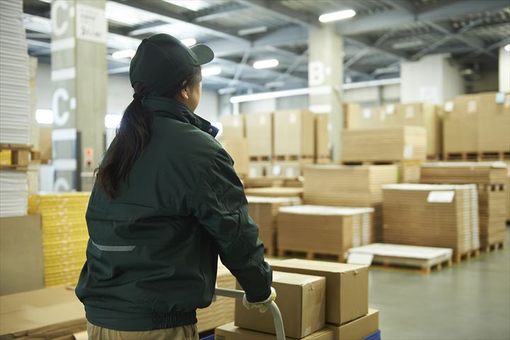 《八幡市》週払いOK・運送会社のホームでの荷物の仕分け作業スタッフ！（Web面接OK・週休2日）