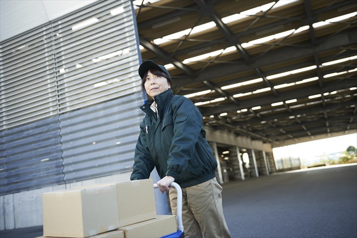 《富士市》週払いOK・自動販売機へのベンディング助手スタッフ！（未経験歓迎・土日休み）