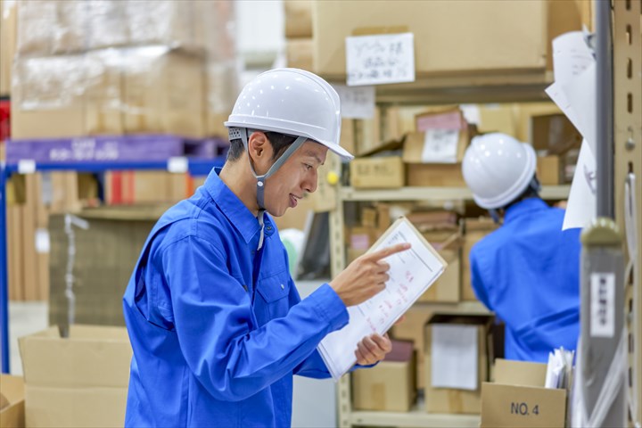 《枚方市》週払いOK・4ｔ車でのパンの店舗配送ドライバー！（Web面接OK・高収入）