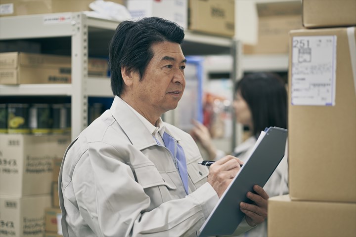 《東大阪市》週払いOK・倉庫内でのアパレル品の仕分け作業スタッフ！（Web面接OK・週休2日）