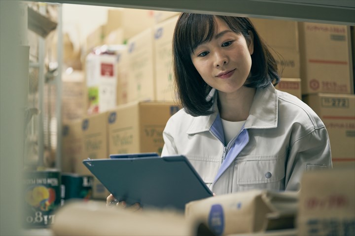 《さいたま市岩槻区》週払いOK・工場内でのお菓子の検品や梱包作業スタッフ！（Web面接OK・外国籍の方活躍中）