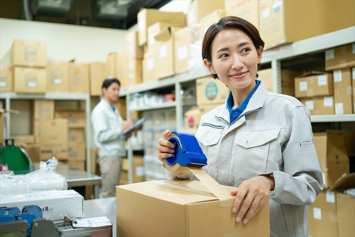 《久世郡久御山町》週払いOK・物流倉庫内での仕分けや積込み作業スタッフ！（未経験OK・土日祝休み）