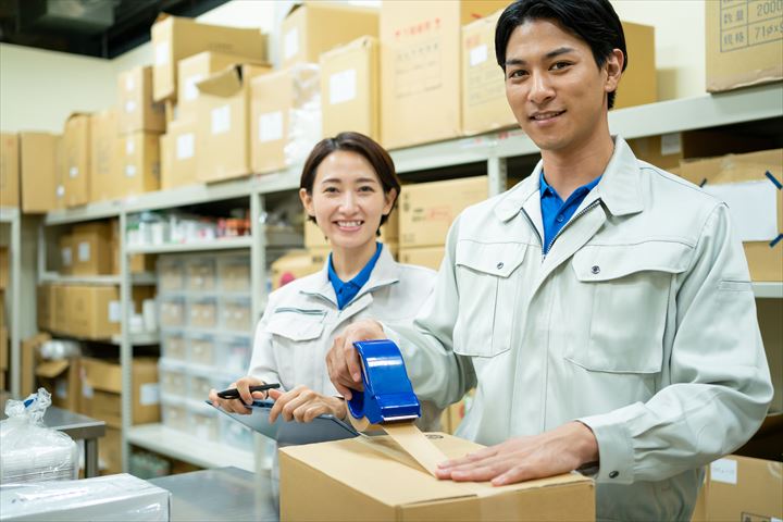 《東大阪市》週払いOK・倉庫内でのアパレル商品の仕分け作業スタッフ！（未経験歓迎・土日休み）