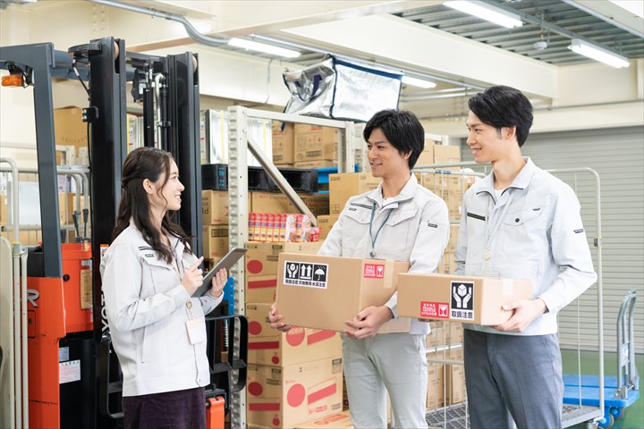 《さいたま市岩槻区》週払いOK・倉庫内での食品の仕分け作業スタッフ！（Web面接OK・未経験も活躍中）