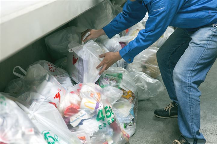 《足立区》週払いOK・産廃回収の助手スタッフ！（Web面接OK・高時給）