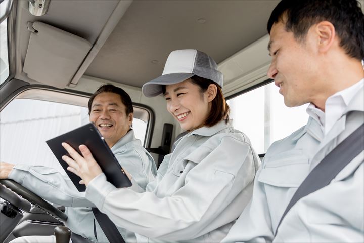 《足立区》週払いOK・ゴミ回収の助手スタッフ！（Web面接OK・高時給）