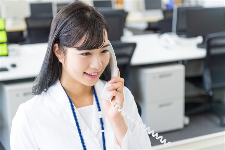 《港区》週払いOK・運送会社内での社会保険関係の事務スタッフ！（駅チカ・土日祝休み）