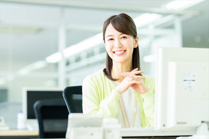 《港区》週払いOK・経理部署内での経理補助スタッフ！（月末月初のみ限定勤務・高時給）