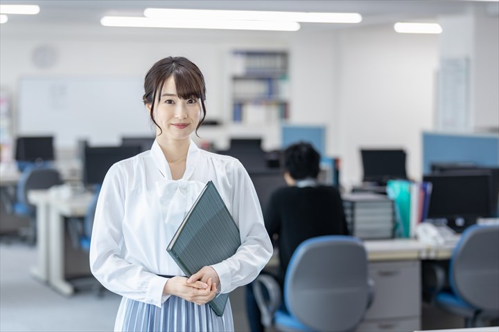 《江東区》週払いOK・物流会社での事務スタッフ！（土日祝休み・未経験歓迎）