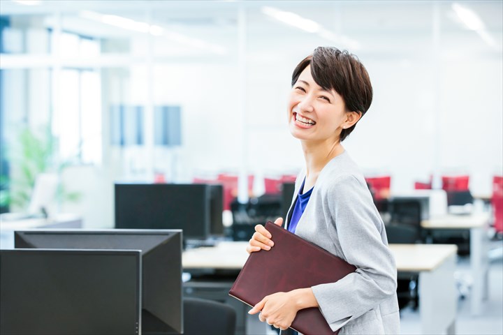 《足立区》髪型ネイル自由・派遣コーディネーター、事務スタッフ！（オフィスワーク・服装髪型ネイル自由）