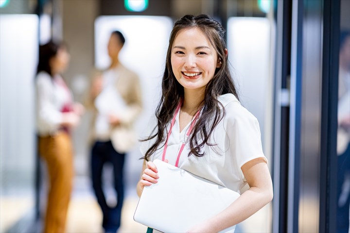 《港区》週払いOK・英会話教室での事務及びサポート業務スタッフ！（短時間14:00～20:00・週2～相談可）