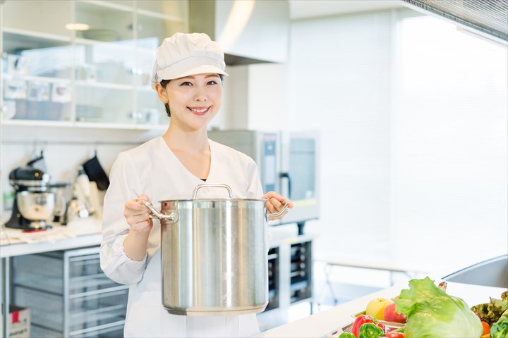 《所沢市》週払いOK・学校での給食の配膳作業スタッフ！（短時間9:30～15:00・土日祝休み）