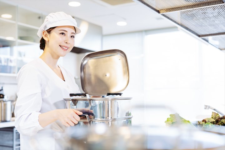 《京都市伏見区》週払いOK・工場内でのお弁当の仕分け作業スタッフ！（Web面接OK・短時間5:00～8:00）