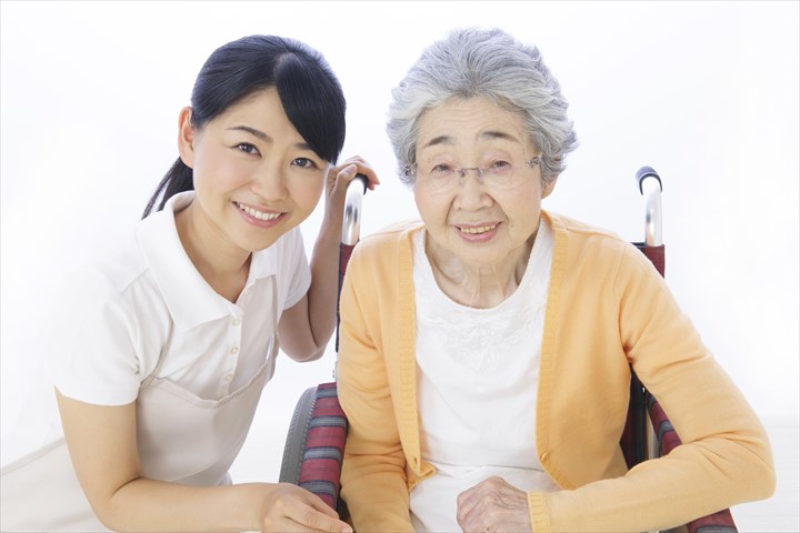 《所沢市》週払いOK・従来型特別養護老人ホームでの介護スタッフ！（無資格OK・週休2日）