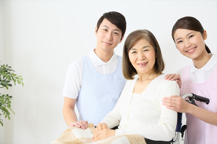 《川崎市幸区》週払いOK・老人ホームでの介護スタッフ！（週休2日・日勤）