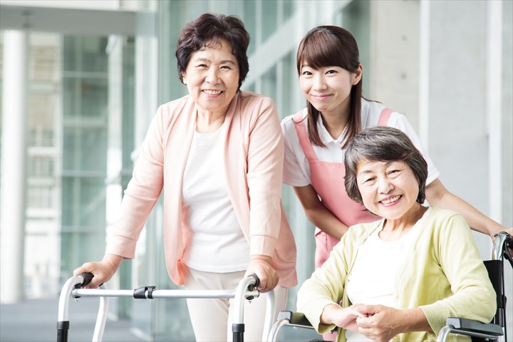 《さいたま市岩槻区》週払いOK・特別養護老人ホーム内での介護スタッフ！（Web面接OK・高時給）