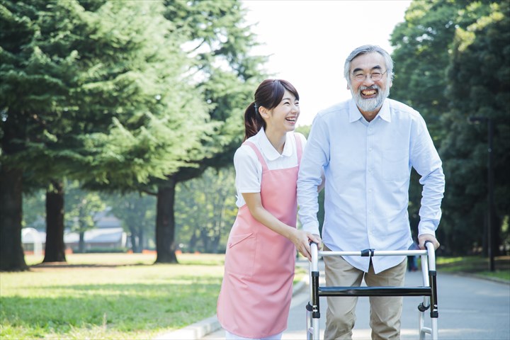 《町田市》週払いOK・特別養護老人ホームでの介護スタッフ！（週休2日・日勤）