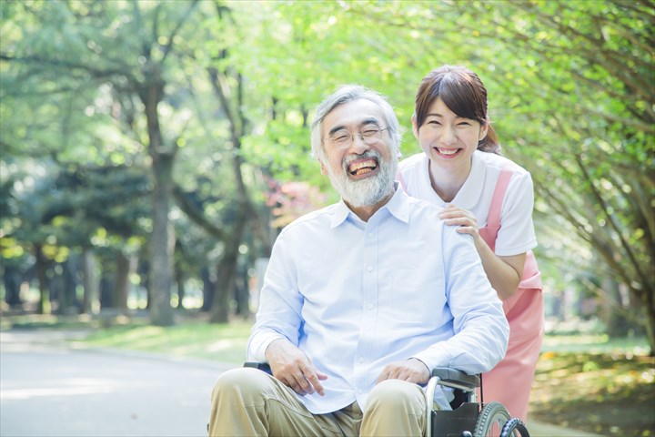 《足立区》週払いOK・特別養護老人ホームでの介護スタッフ！（週休2日・日勤）