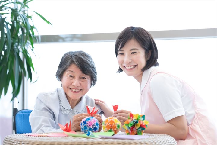 《川崎市宮前区》週払いOK・介護老人保健施設での介護スタッフ！（日勤・資格を活かす）