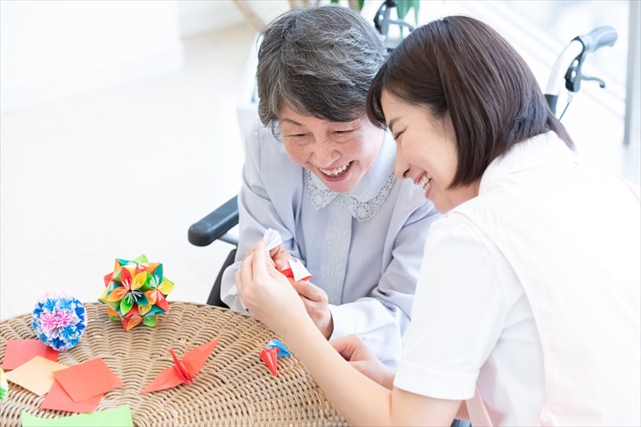 《港区》週払いOK・特別養護老人ホームでの介護スタッフ！（無資格OK・週休2日）
