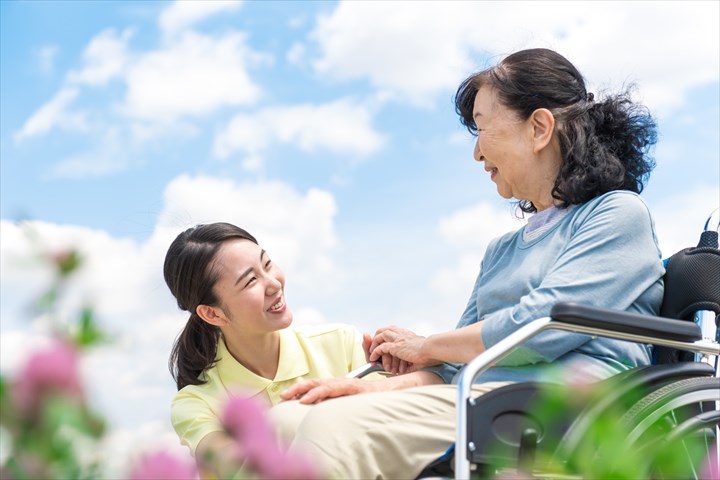 《川口市》週払いOK・老人ホームでの介護スタッフ！（Web面接OK・週休2日）