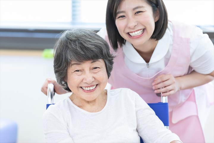 《横浜市緑区》週払いOK・特別養護老人ホームでの介護スタッフ！（週休2日・日勤）