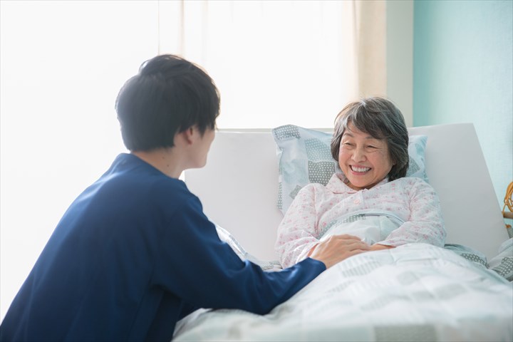 《川口市》週払いOK・普通車での施設利用者の送迎ドライバー及び介護業務！（週休2日・高時給）