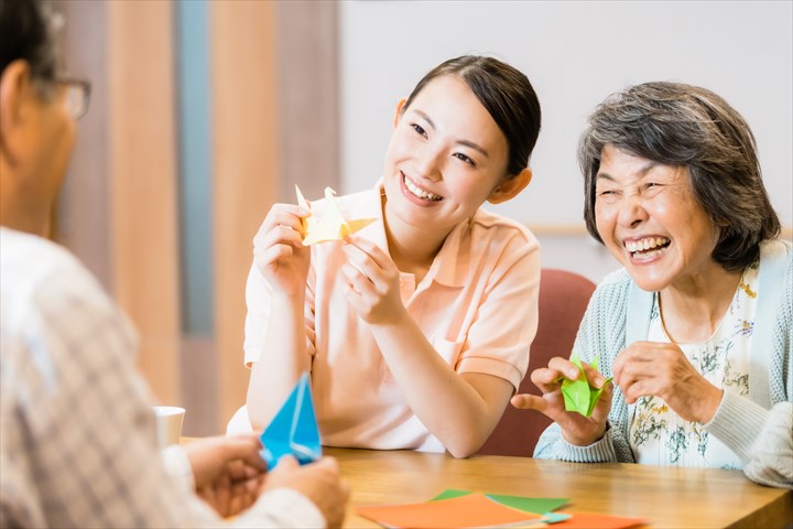 《越谷市》週払いOK・老人ホームでの介護スタッフ！（週4～5・日勤）