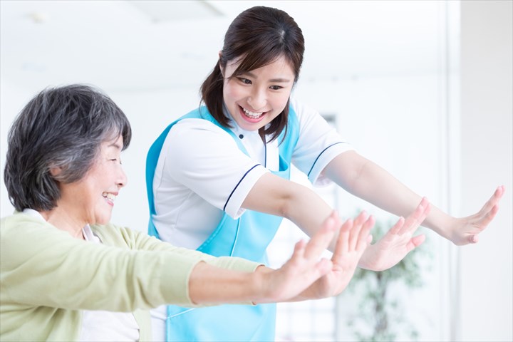 《藤沢市》週払いOK・ユニット型特別養護老人ホームでの介護スタッフ！（週休2日・日勤帯）