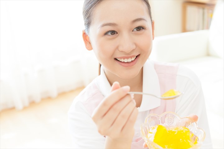 《横浜市港北区》週払いOK・老人ホームでの介護スタッフ！（無資格OK・日勤）