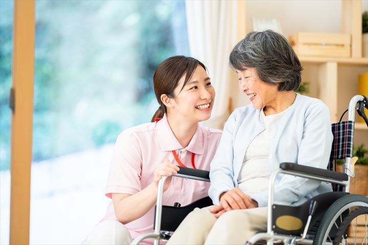 《横浜市青葉区》週払いOK・介護老人施設での介護スタッフ！（高時給・週4～5日）