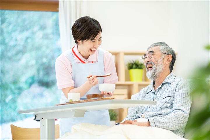 《横浜市港北区》週払いOK・老人ホームでの介護スタッフ！（土日休み・高時給）