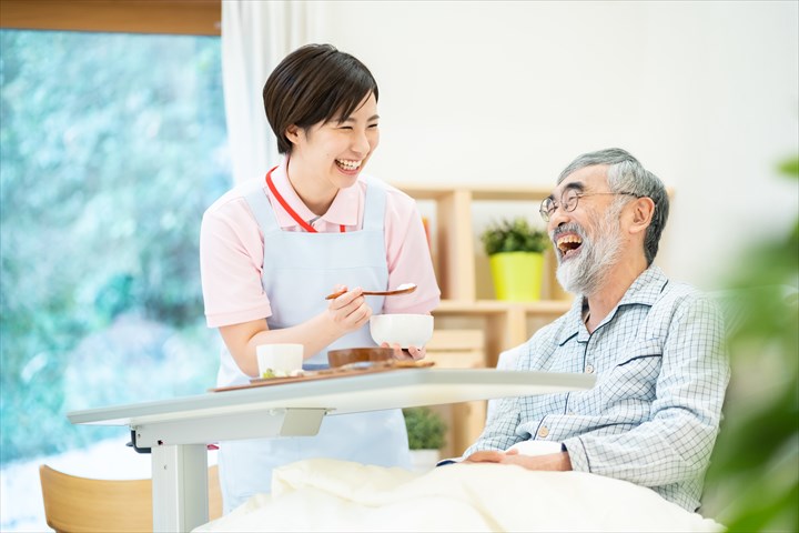 《川崎市中原区》週払いOK・特別養護老人ホームでの介護スタッフ！（週休2日・日勤）