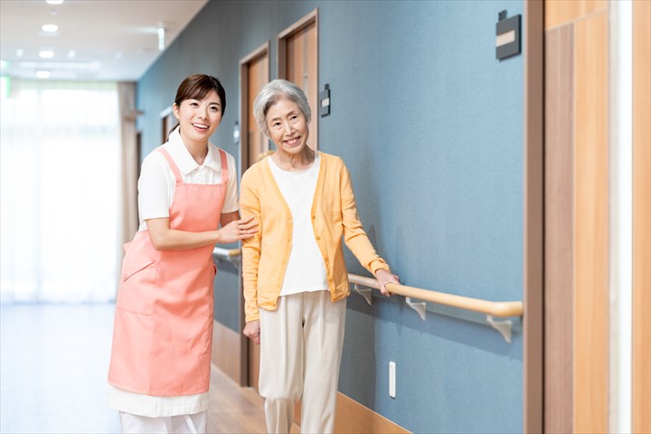 《武蔵野市》週払いOK・有料老人ホームでの介護スタッフ！（週休2日・日勤）