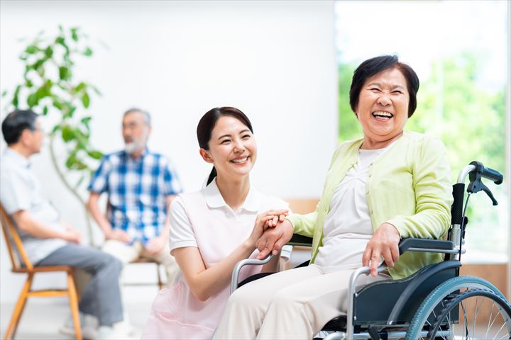 《あきる野市》週払いOK・老人ホームでの介護スタッフ！（週休2日・日勤）