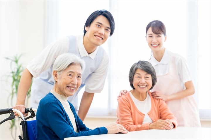 《川口市》週払いOK・特別養護老人ホームでの介護スタッフ！（週休2日・日勤）