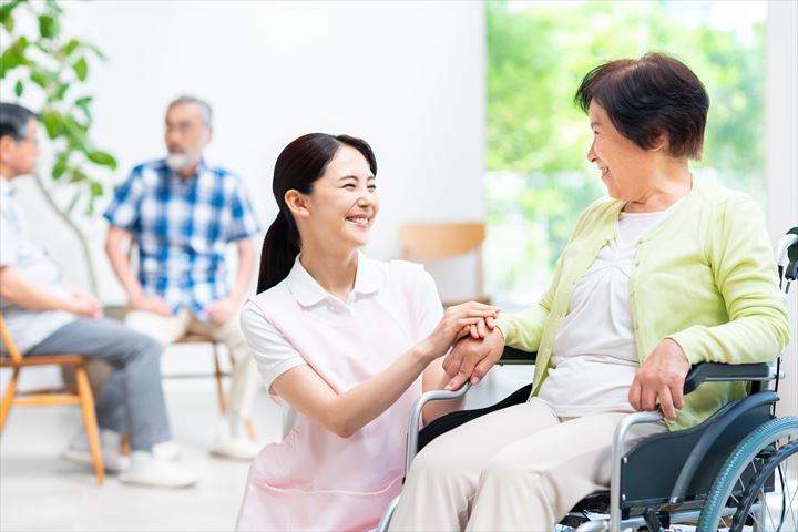 《港区》週払いOK・住宅型有料老人ホームでの介護スタッフ！（Web面接OK・高時給）